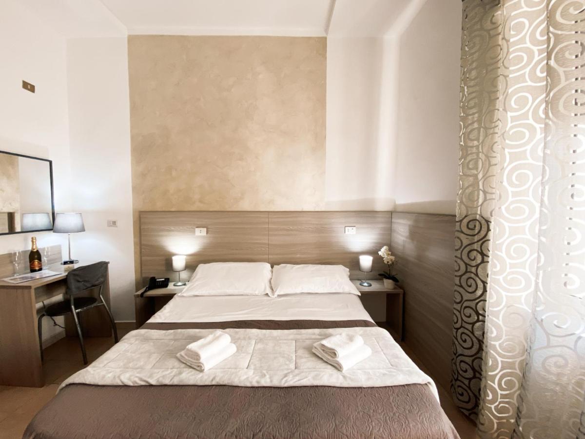 Hotel Colombo Napoli Bagian luar foto